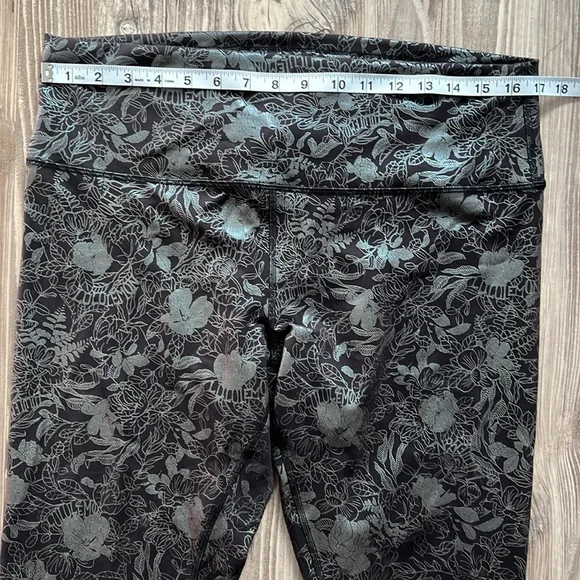 Lululemon Wunder Train High-Rise Tight 25" *Foil
Logo Flourish Black Iridescent - Picture 4 of 11